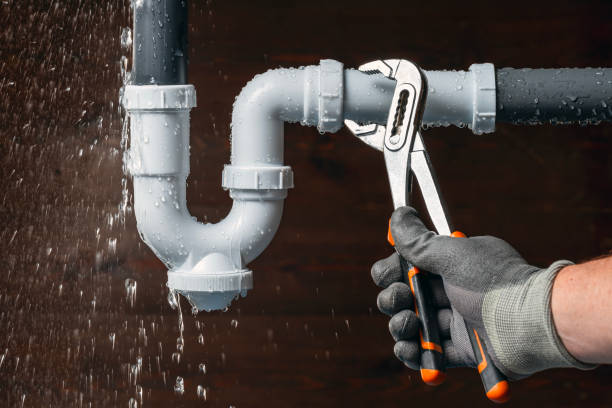 Professional Drain Cleaning technician working in Mooreland, IN